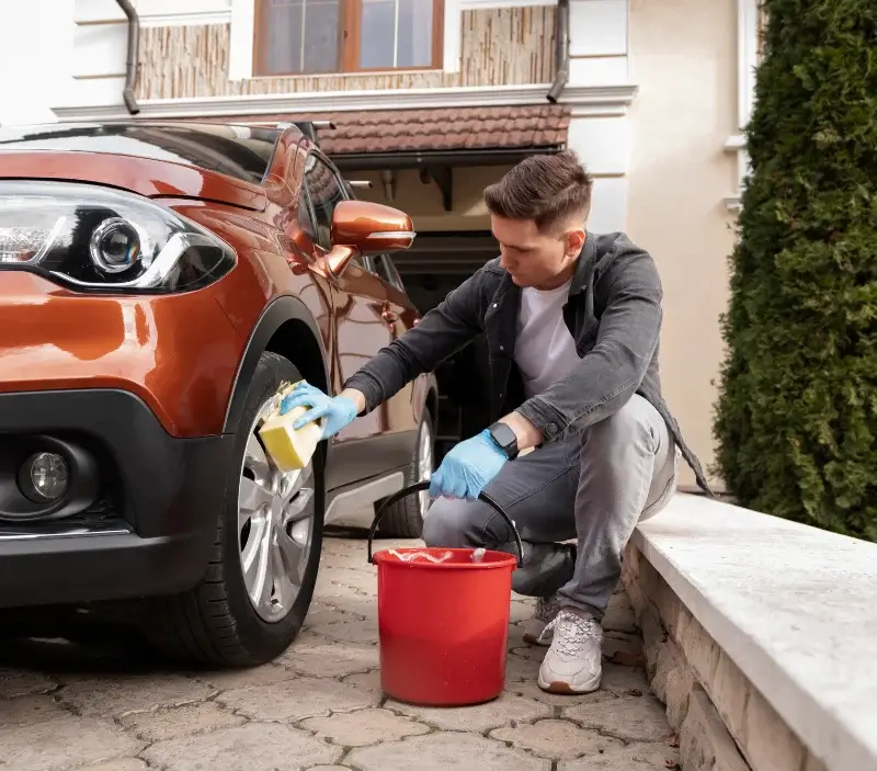 Lavage auto à domicile La Ferrière-Bochard : professionnel intervenant sur un véhicule